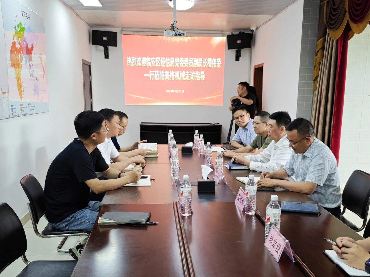 臨安區(qū)經(jīng)信局調(diào)研美格機(jī)械——共謀裝飾紙產(chǎn)業(yè)鏈數(shù)字化升級(jí)與燈塔工廠建設(shè)